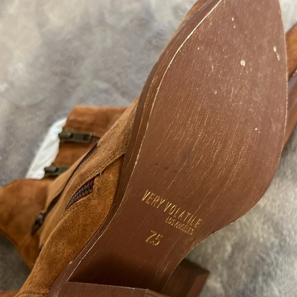 VERY VOLATILE BANDIT SUEDE ANKLE BOOT IN TAN‎